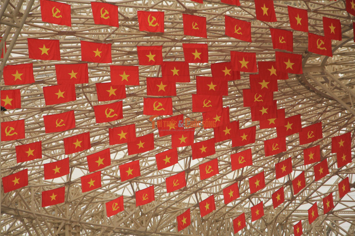 Không gian Trung tâm triển lãm luôn rợp sắc cờ đỏ sao vàng.