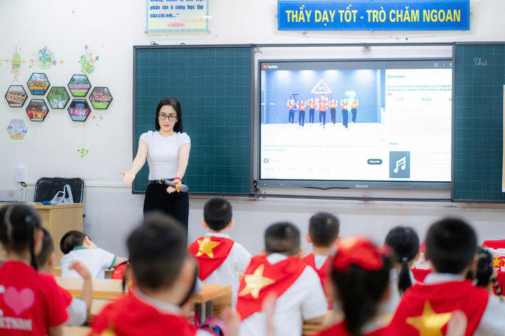 Hưởng ứng chiến dịch "Tôi yêu Tổ quốc tôi - 80 năm một Việt Nam rạng rỡ", các thầy cô cùng phụ huynh học sinh trường tiểu học Dịch Vọng A (phường Cầu Giấy) đã tổ chức ngoại khoá rực rỡ sắc cờ chào mừng 80 năm Quốc khánh 2/9.
