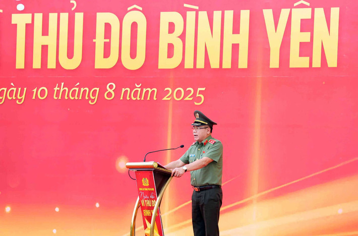 Sáng 10/8, tại khu vực Tượng đài Vua Lý Thái Tổ và phố Đinh Tiên Hoàng (phường Hoàn Kiếm), Công an TP Hà Nội tổ chức chương trình ngày hội "Vì Thủ đô bình yên". Trung tướng Nguyễn Thanh Tùng, Giám đốc Công an thành phố phát biểu tại ngày hội.