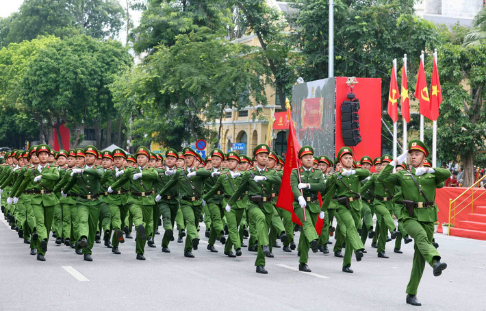 Cùng với đó là các khối biểu diễn võ thuật Công an nhân dân với trình độ, kỹ thuật cao, thể hiện năng lực tác chiến toàn diện, sẵn sàng ứng phó với mọi tình huống của Công an thành phố Hà Nội.
