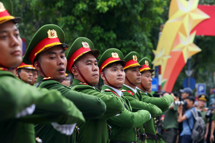 Với chủ đề “Vinh quang 80 năm Công an Thủ đô Anh hùng”, mở đầu chương trình ngày hội là phần duyệt đội ngũ và diễu hành quần chúng với sự tham gia của gần 3 nghìn cán bộ, chiến sĩ đại diện các đơn vị thuộc Công an thành phố Hà Nội và quần chúng nhân dân Thủ đô; 245 xe cơ giới chuyên dụng thuộc các lực lượng nghiệp vụ của Công an thành phố.