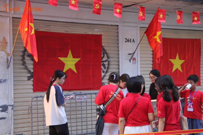 Dọc đường Kim Mã có một số điểm cung ứng nước miễn phí cho người dân.