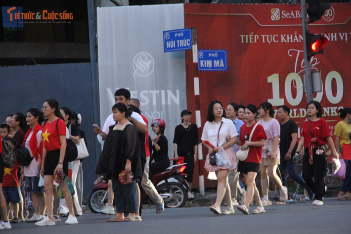 Đầu buổi tối 21/8, đông đảo người dân đi bộ từ đường Kim Mã vào khu vực trung tâm tổ chức sự kiện diễu binh, diễu hành.