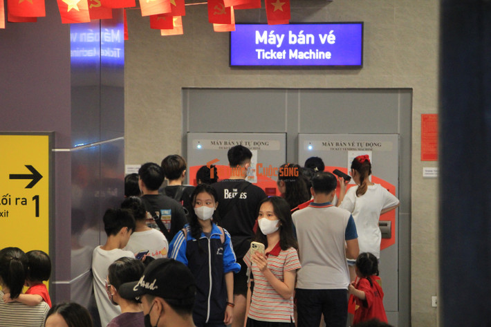 Máy bán vé tàu tự động cũng đã hoạt động trơn tru.