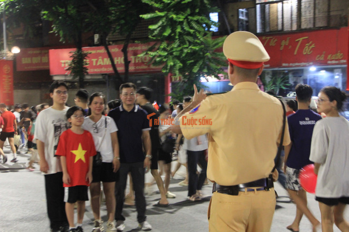Một số người dân tranh thủ nhờ CSGT chụp ảnh lưu niệm dù không thể vào bên trong để xem tổng hợp luyện diễu binh, diễu hành.