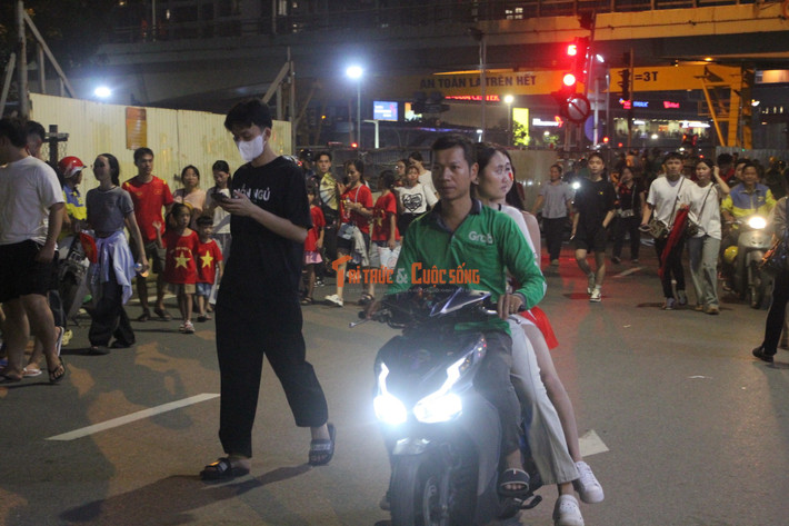 Với quãng đường từ nút giao Kim Mã - Nguyễn Chí Thanh di chuyển 1km ra đầu đường Kim Mã - Đê La Thành (ga Cầu Giấy đường sắt đô thị), các tài xế chào giá cước từ 60 - 80 nghìn đồng/lượt.