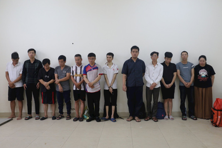 Ngày 24/4/2024, Ban chuyên án triển khai 13 tổ công tác đồng loạt khám xét các địa điểm tại Nghệ An, Thừa Thiên - Huế, Đắk Lắk, Vĩnh Long, Hậu Giang, TP HCM, Hải Phòng; triệu tập, bắt giữ 13 đối tượng là thành viên trong ban quản trị diễn đàn "Thiên địa"... Cơ quan điều tra đã khám xét, phát hiện, thu giữ hàng chục ĐTDĐ các loại, máy tính, thẻ ngân hàng và các dữ liệu liên quan gồm hàng chục Gigabyte hình ảnh, video, clip có nội dung đồi trụy đã phát tán trên không gian mạng. Kết quả đấu tranh, các đối tượng đã khai nhận hành vi quản trị, vận hành diễn đàn trên. (Ảnh nhóm đối tượng trong đường dây)