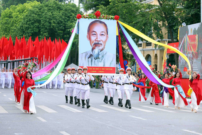 Tại chương trình, Công an TP Hà Nội tổ chức duyệt đội ngũ và diễu hành quần chúng với sự tham gia của gần 3.000 cán bộ, chiến sĩ đại diện các đơn vị trực thuộc và quần chúng nhân dân Thủ đô.