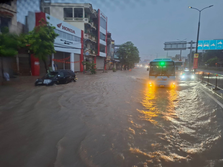 Giao thông Hà Nội bị ảnh hưởng lớn bởi ngập úng.