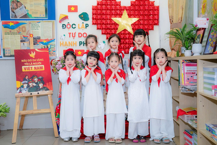 Học sinh trường tiểu học Dịch Vọng A được mặc chiếc áo dài truyền thống để lưu lại những ngày kỷ niệm ý nghĩa của đất nước.