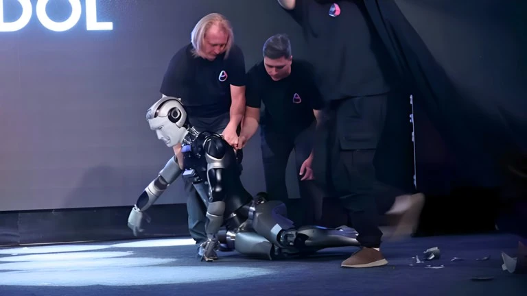 Robot AI đầu tiên của Nga ngã sấp mặt trên sân khấu