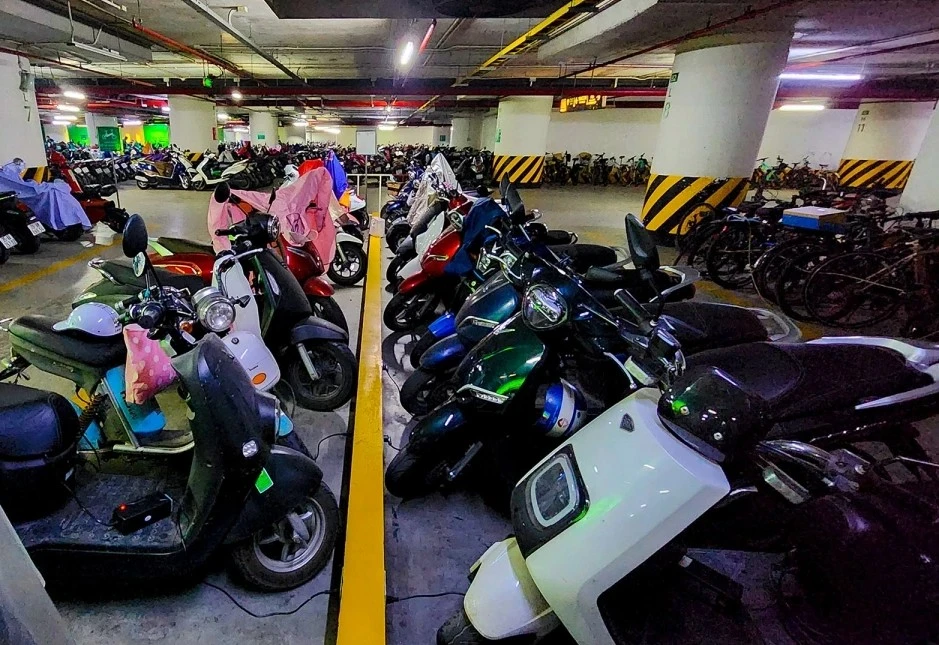 Nhiều hầm chung cư ở Hà Nội chỉ nhận gửi xe điện, chưa có chỗ sạc vì lo cháy nổ