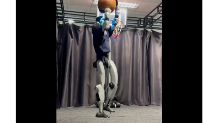 Robot G1 của Trung Quốc chơi bóng rổ như vận động viên