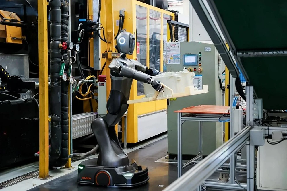 Trung Quốc gây sốc với nhà máy robot AI 24/7