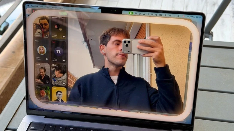 Lên macOS Tahoe 26.2, MacBook tự “bật đèn” khi gọi video