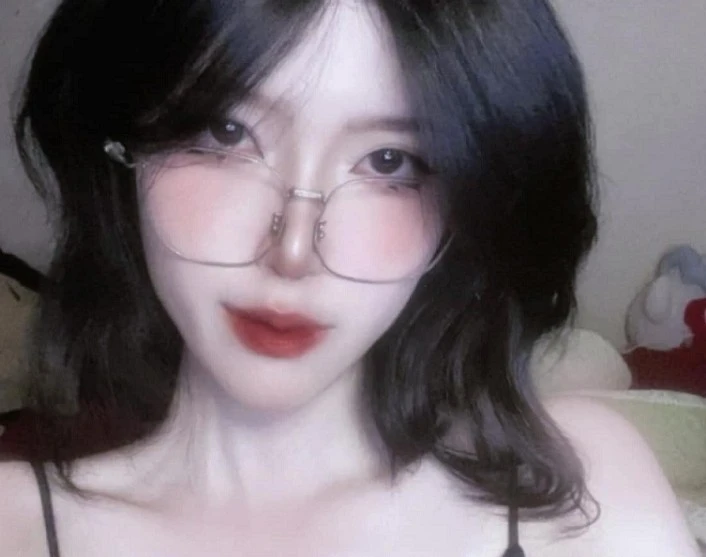 Fan girl Peyz “nhận vợ” hậu fanmeeting T1 gây sốt