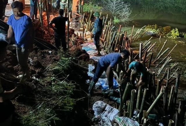 Theo bạn Hà Đức Thắng ở Chi Lễ, lực lượng quân đội cùng các thanh niên, tình nguyện viên, bà con nhân dân các thôn, các xã chung sức chung lòng đắp đê xuyên ngày xuyên đêm, với tinh thần cứu đê là cứu mình. Theo bạn Hà Đức Thắng ở Chi Lễ, lực lượng quân đội cùng các thanh niên, tình nguyện viên, bà con nhân dân các thôn, các xã chung sức chung lòng đắp đê xuyên ngày xuyên đêm, với tinh thần cứu đê là cứu mình.