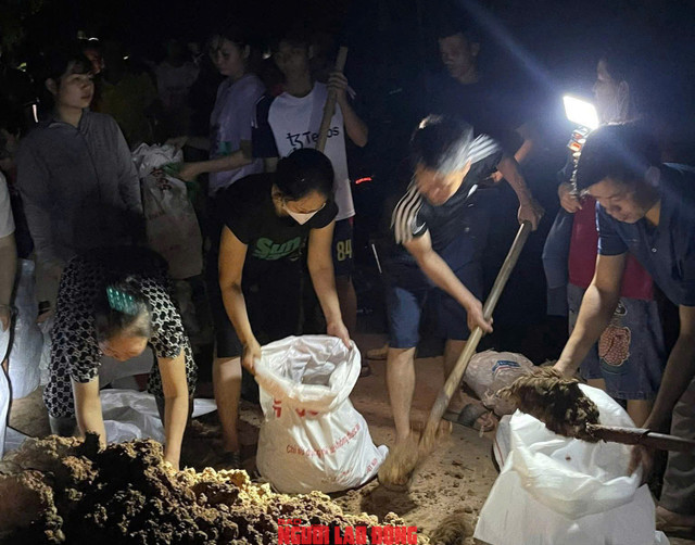 Giữa đêm khuya, người dân các thôn của xã Mỹ Thái cùng lực lượng hỗ trợ vẫn đang nỗ lực gia cố, quyết tâm giữ đê. Ảnh: Hoàng Thành Giữa đêm khuya, người dân các thôn của xã Mỹ Thái cùng lực lượng hỗ trợ vẫn đang nỗ lực gia cố, quyết tâm giữ đê. Ảnh: Hoàng Thành