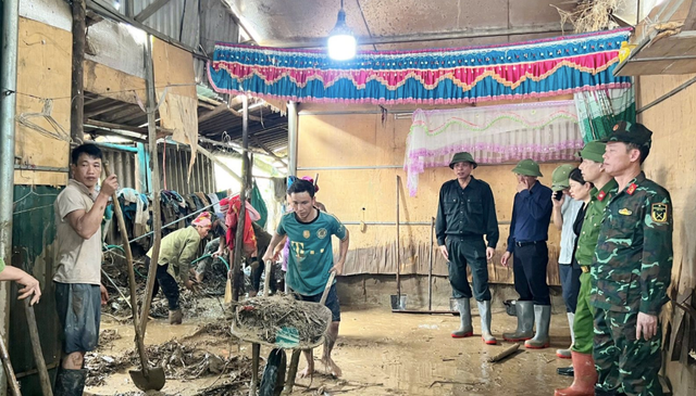 Người dân xã Sông Mã và các lực lượng chức năng khắc phục hậu quả lũ quét Người dân xã Sông Mã và các lực lượng chức năng khắc phục hậu quả lũ quét