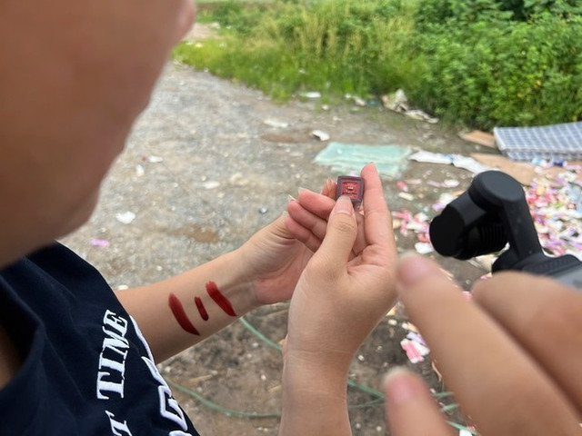 Một số thỏi son đã hết hạn Một số thỏi son đã hết hạn