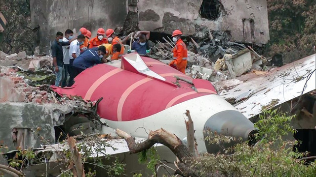 Lực lượng chức năng điều tra tại hiện trường vụ máy bay của Hãng Air India rơi xuống khu dân cư tại thành phố Ahmedabad, bang Gujarat, ngày 14/6/2025. Ảnh: ANI/TTXVN Lực lượng chức năng điều tra tại hiện trường vụ máy bay của Hãng Air India rơi xuống khu dân cư tại thành phố Ahmedabad, bang Gujarat, ngày 14/6/2025. Ảnh: ANI/TTXVN