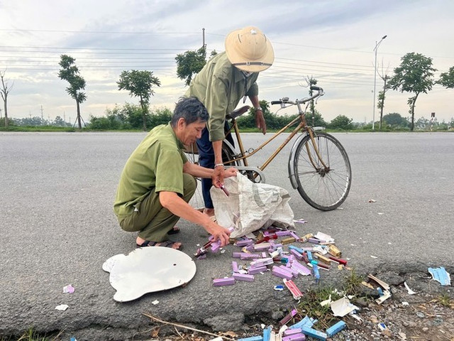 Hiện trường thỏi son bị vứt ven đường Hiện trường thỏi son bị vứt ven đường