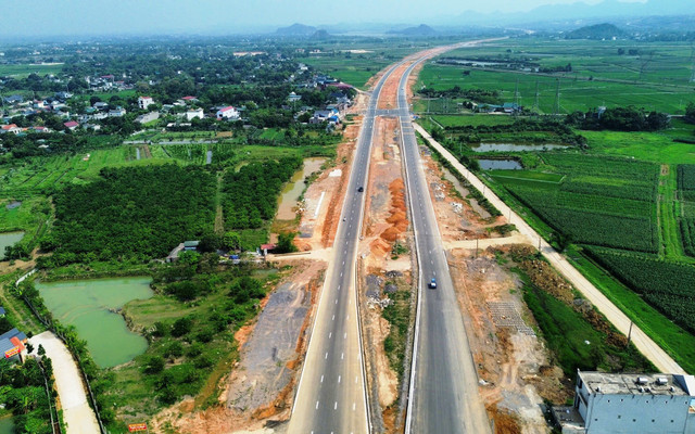 Tuyến đường Đông-Tây, tỉnh Ninh Bình (giai đoạn 1) vừa được đổi tên thành Đại lộ Hoa Lư có chiều dài gần 23km hoa-lu-1.jpg