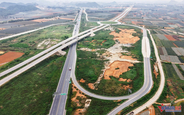 Nút giao Đồng Giao (TP Tam Điệp) với cầu vượt cao tốc Bắc-Nam. Ảnh: T.N hoa-lu-3.jpg