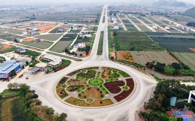 Điểm đầu của đại lộ nằm ở xã Quang Sơn, TP Tam Điệp. Ảnh: T.N hoa-lu-2.jpg
