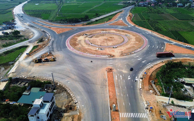 Điểm cuối giao với Quốc lộ 12B tránh thị trấn Nho Quan tại xã Văn Phong, huyện Nho Quan. Ảnh: T.N hoa-lu-5.jpg
