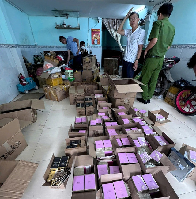 Công an khám xét kho chứa hàng nước hoa giả. Ảnh: Công an cung cấp nuoc-hoa-2.png