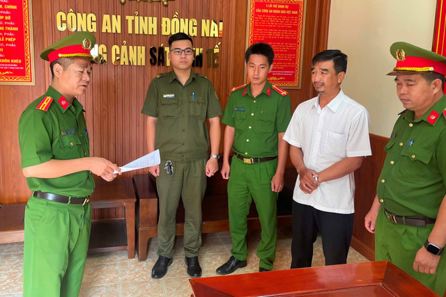 Công an đọc lệnh bắt bị can để tạm giam. Ảnh: M.T dien.jpg