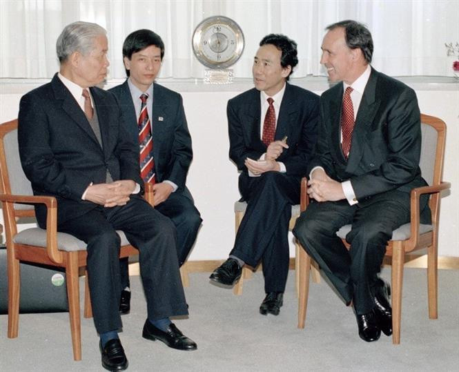 Bức ảnh chụp Tổng Bí thư Đỗ Mười hội đàm cùng Thủ tướng Australia Paul Keating tại Văn phòng Thủ tướng hồi tháng 7/1995. Ảnh: TTXVN.