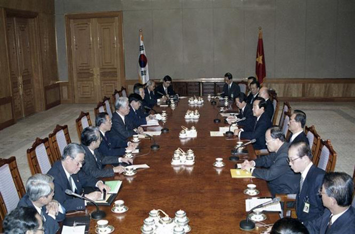 Tổng thống Hàn Quốc Kim Young-sam hội đàm với Tổng Bí thư Đỗ Mười tại thủ đô Seoul, Hàn Quốc, hồi tháng 4/1995. Ảnh: Xuân Lâm/TTXVN.