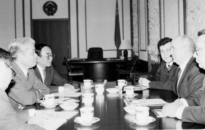 Tổng bí thư Ban Chấp hành Trung ương Đảng Cộng sản Liên Xô, Tổng thống Liên Xô Mikhail Gorbachov tiếp Chủ tịch Hội đồng Bộ trưởng Đỗ Mười trong chuyến thăm Liên Xô, ngày 7/5/1991, tại điện Kremlin ở thủ đô Moskva. Ảnh: TTXVN.