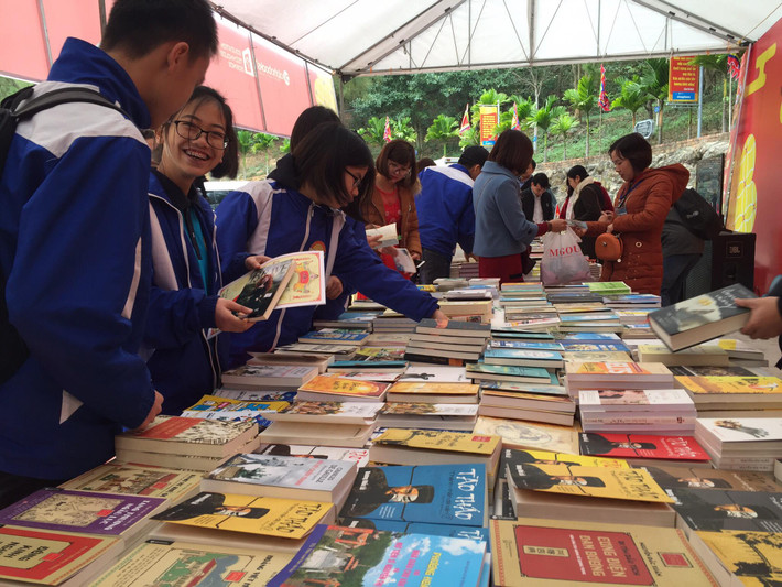 Các em học sinh chọn sách tại gian hàng trưng bày.