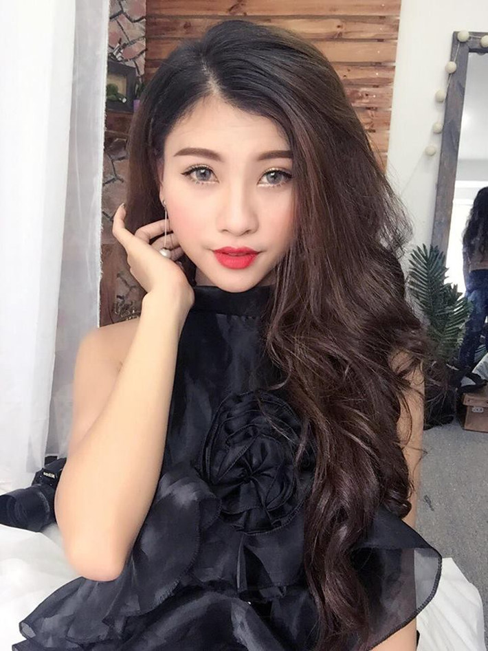 Cô lang y áo yếm ngày nào đã thay đổi khá nhiều trong phong cách thời trang, diễn xuất và lối trang điểm. Khác với vẻ ngây thơ trong bộ ảnh áo yếm, Cẩm Nhung theo đuổi phong cách bốc lửa, có phần hoang dại, thu hút.