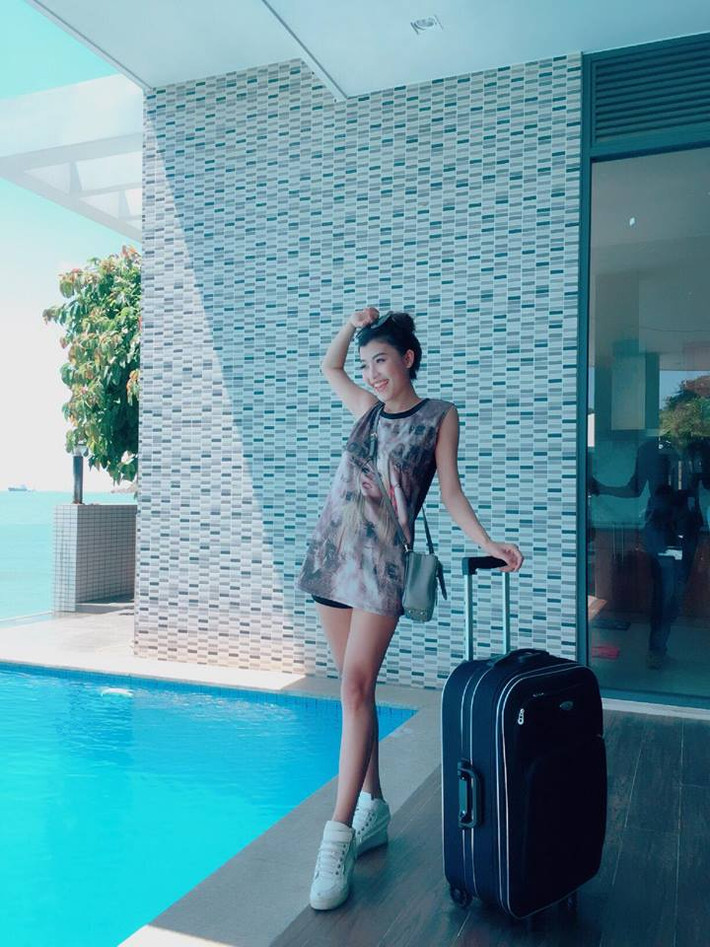 Dù với phong cách nào thì Cẩm Nhung cũng rất thu hút ánh nhìn của người đối diện.