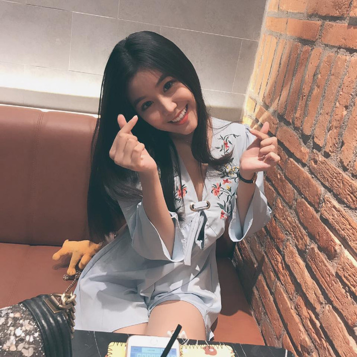 Không khó hiểu, khi thiếu nữ xinh đẹp này có mơ ước trở thành cô giáo dạy môn Văn học. "Vì em thích mặc áo dài và muốn truyền lửa, nhiệt huyết và yêu thơpng cho học sinh như cô chủ nhiệm của em đó. Văn là cảm xúc, là tình yêu là cội nguồn mà".