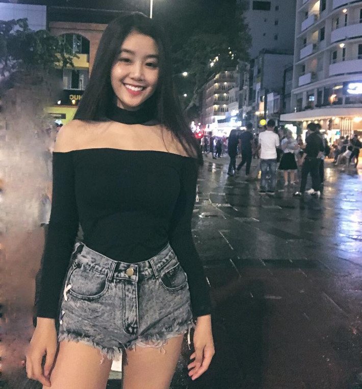 Ít ai biết rằng, để có thân hình tuyệt mỹ này, cô bạn 16 tuổi từng có thời gian tập gym và yoga. Nữ sinh 16 tuổi xinh đẹp cũng tiết lộ số đo hình thể là 92-59 -95. Cô bạn cao 1m64 và nặng 46 kg, một chiều cao và số đo lý tưởng khiến bất cứ cô gái nào cũng phải ganh tỵ và ao ước.