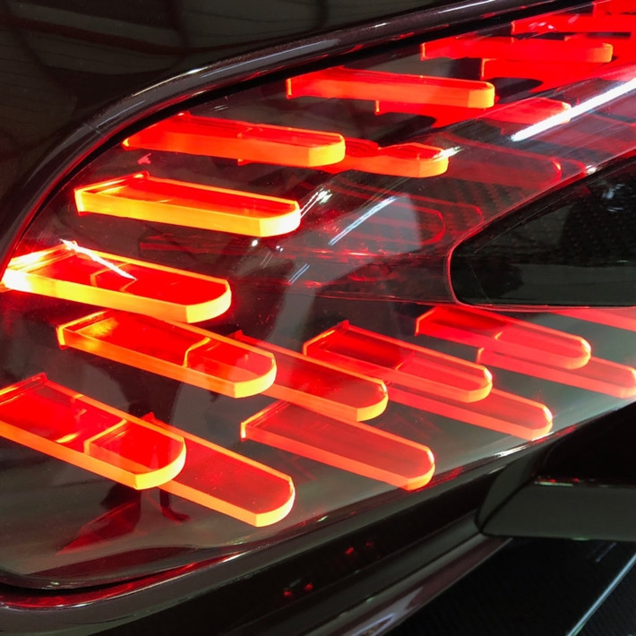 Hãng siêu xe Aston Martin đã từng tiến hành giao những chiếc Vulcan đầu tiên cho các thượng khách của mình tại trường đua F1 Abu Dhabi, đi kèm với việc tổ chức một khoá huấn luyện lái xe đặc biệt, do các tay lái lão luyện từ đội đua Aston Martin Racing bởi Vulcan là một siêu phẩm tốc độ chỉ dành cho trường đua, có thể tạo ra những trải nghiệm lái xe đua thể thao hàng đầu từ một thương hiệu xe thể thao sang trọng có bề dày lịch sử lâu đời của Anh quốc.