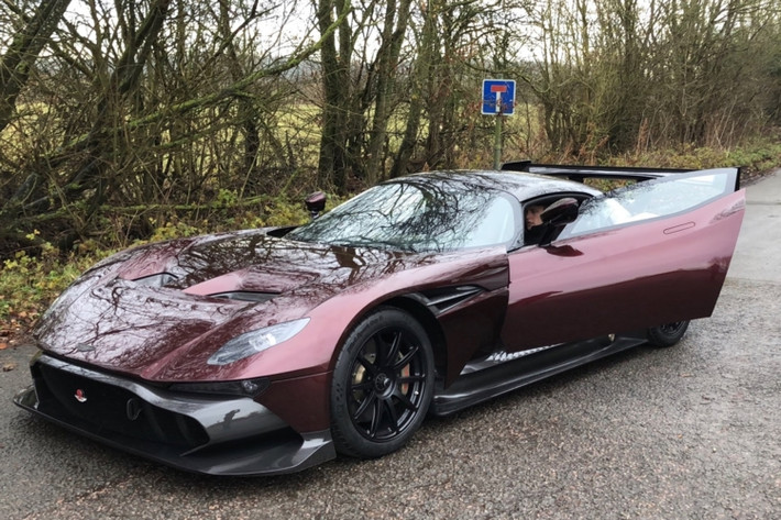 Đây là 1 trong đúng 24 chiếc Aston Martin Vulcan được sản xuất và bán ra thị trường thế giới. Do đó, cơ hội được "mục sở thị" những chiếc siêu xe hàng hiếm này chỉ đếm trên đầu ngón tay. Lại càng hiếm hơn khi đây là chiếc duy nhất được cấp phép lưu thông trên phố.