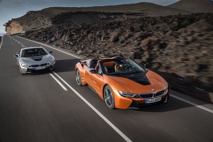 Thương hiệu ôtô đình đám xứ Bavaria đã chính thức trình làng bộ đôi siêu xe BMW i8 Roadster và i8 Coupe phiên bản 2018 tại triển lãm ôtô Los Angeles Auto Show 2017.
