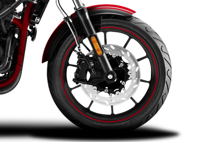 Xe sử dụng bộ phuộc ống lồng giảm chấn thủy lực, bánh xe hợp kim kích thước 17 inch, kíc cỡ lốp 110 phía trước và 140 ở phía sau.