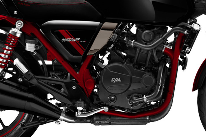 “Trái tim” của SYM Wolf CR 300i là khối động cơ xi-lanh đơn, 4 van có dung tích 278 cc, làm mát chất lỏng và phun nhiên liệu trực tiếp, sản sinh ra công suất 27,1 PS tại vòng tua máy 8.000 vòng/phút và mô-men xoắn cực đại 26 Nm ở 6.000 vòng/phút. Đi kèm với động cơ là hộp số 6 cấp và động cơ đạt tiêu chuẩn khí thải Euro 4.