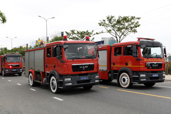 Lực lượng PCCC của của Sở Cảnh sát PCCC Đà Nẵng với xe chuyên dụng cũng được huy động tham gia.