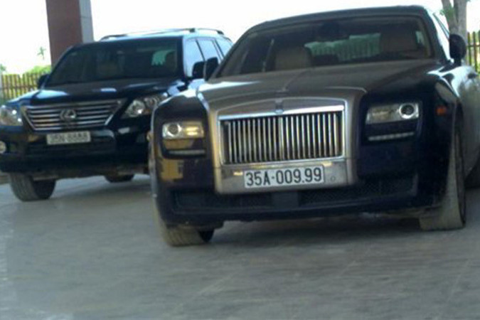 Ngoài việc sở hữu những chiếc siêu xe sang Rolls-Royce "hàng hiếm" trị giá lên đến cả chục tỷ đồng, các đại gia tại Việt Nam cũng gây sốc trong giới mê xe khi sở hữu những biển kiểm soát khủng như tứ quý, ngữ quý, san bằng tất cả hay biển số cặp siêu khủng...