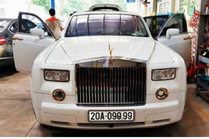 Trong ảnh là một chiếc siêu xe sang Rolls-Royce Phantom màu trắng sở hữu biển số khủng tứ quý 9 của một đại gia có tiếng tại Thái Nguyên.