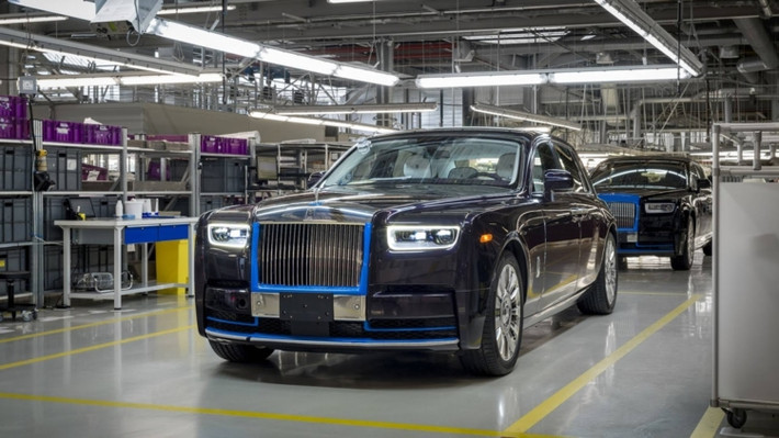 Chiếc Rolls-Royce Phantom đầu tiên ra đời năm 1925, và cái tên Phantom của những thế hệ kế tiếp đều dần định hình một giai đoạn lịch sử, không chỉ trong lịch sử xe hơi, mà cả lịch sử thế giới bởi những nhân vật "cộm cán" trong suốt 92 năm qua.