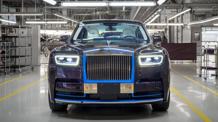 Chiếc siêu xe sang Rolls-Royce Phantom 2018 được bán đấu giá này đã chính thức được lăn bánh ra khỏi dây chuyền sản xuất tại nhà máy của hãng, được sơn màu tím Belladonna và nội thất hoàn thiện với 2 tông màu trắng Arctic White và tím Tailored Purple.